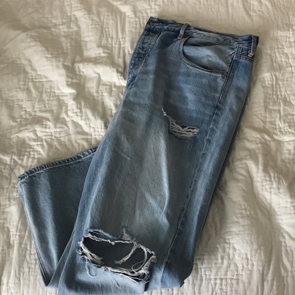 American Eagle 90s Boyfriend light blue jeans